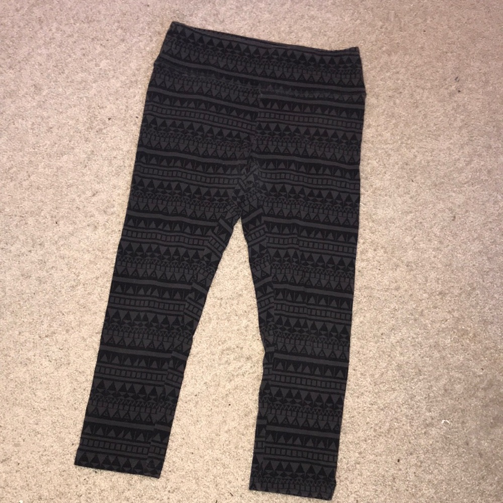 WOMENS SIZE SMALL CROPPED PATTERENED LEGGINGS